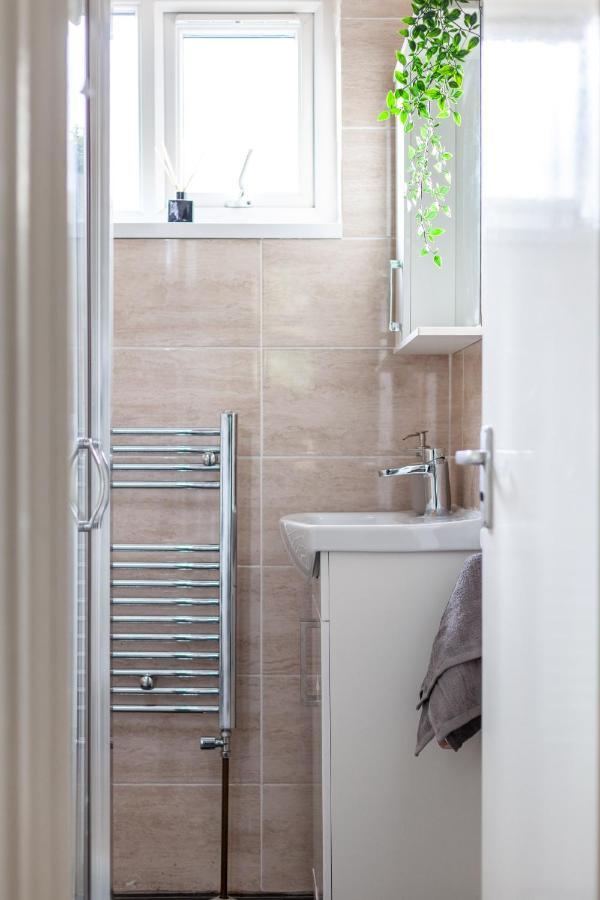 Arte Stays - 3-Bedroom Bright House London, Haggerston, Garden, Parking, 8 Min Walk To Haggerston Station, Weekly Or Monthly Stays, Serviced Accommodation - 7 Guests Εξωτερικό φωτογραφία
